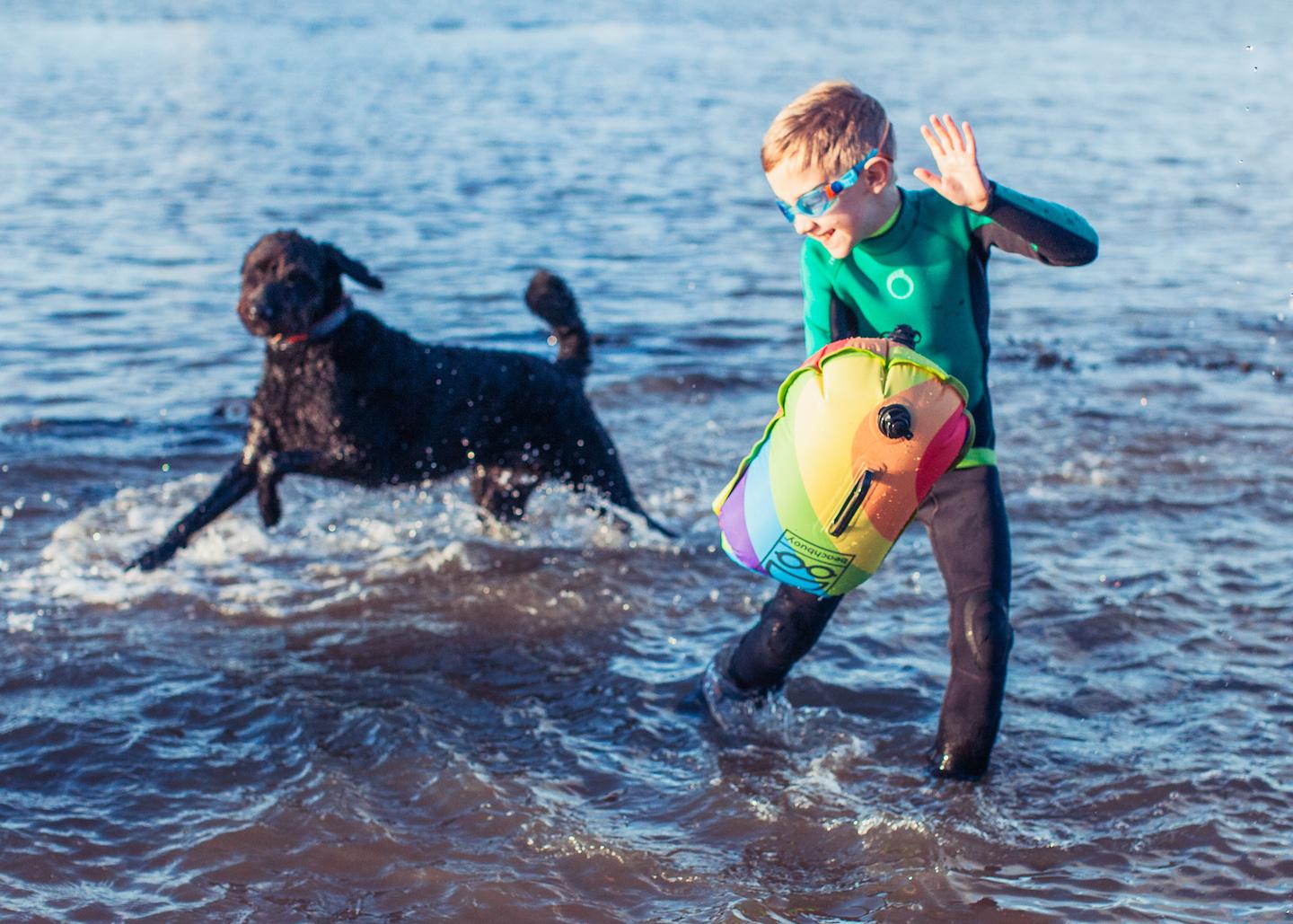 BEACHBUOY® Abschlepppose Dry Bag Funky Open Water Swim Boje 20L & 28L Abschleppposen für Open Water Schwimmen Es ist der Go to Schwimmschleppschwimmer für Kaltwasserschwimmen und BEACHBUOY® Abschlepppose Dry Bag Funky Open Water Swim Boje 20L & 28L Abschleppposen für Open Water Schwimmen Es ist der Go to Schwimmschleppschwimmer für Kaltwasserschwimmen und